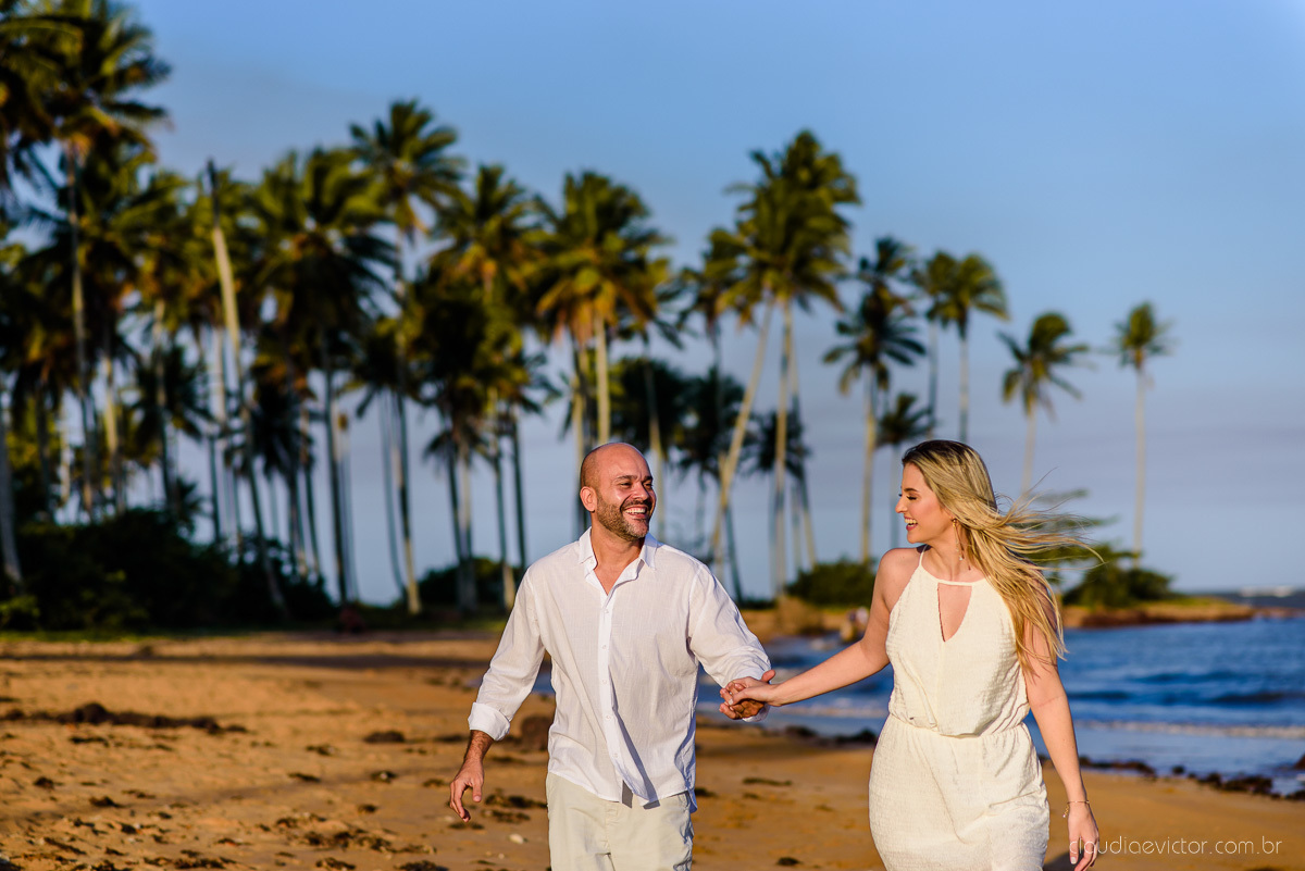 Lindo ensaio casal pre wedding com noivo e noiva na praia de coqueiral de aracruz feito por fotógrafos de casamento de vila velha fotógrafos de casamento de vitória fotógrafos de casamento de serra espirito santo es com praia, por do sol e guarda chuva