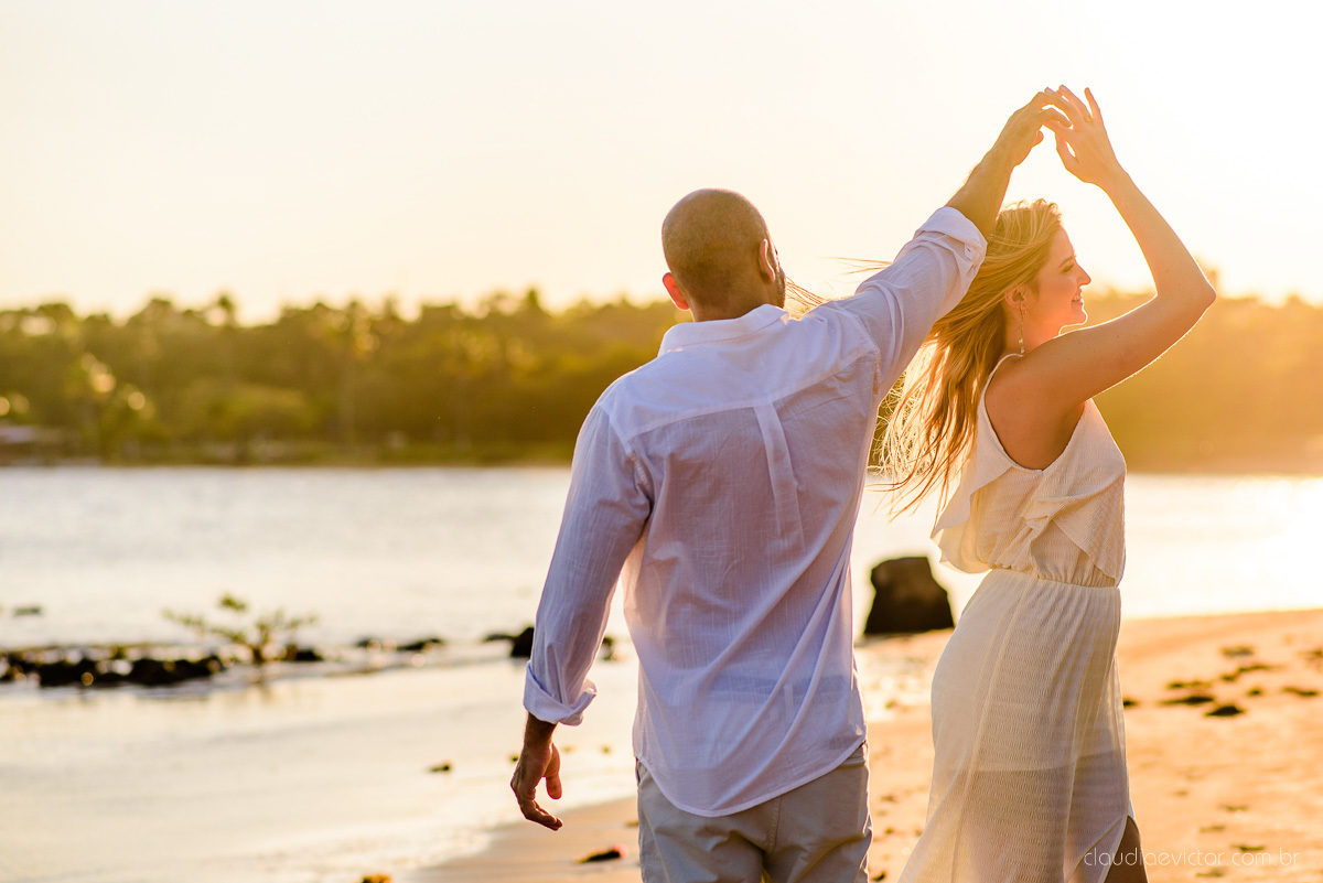 Lindo ensaio casal pre wedding com noivo e noiva na praia de coqueiral de aracruz feito por fotógrafos de casamento de vila velha fotógrafos de casamento de vitória fotógrafos de casamento de serra espirito santo es com praia, por do sol e guarda chuva