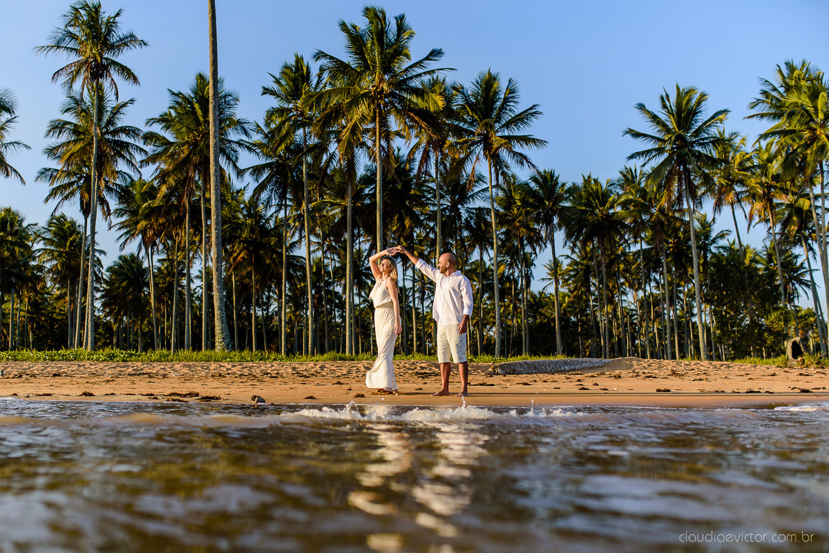 Lindo ensaio casal pre wedding com noivo e noiva na praia de coqueiral de aracruz feito por fotógrafos de casamento de vila velha fotógrafos de casamento de vitória fotógrafos de casamento de serra espirito santo es com praia, por do sol e guarda chuva