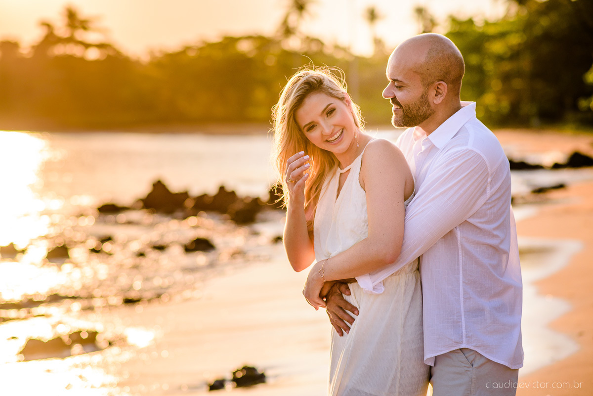 Lindo ensaio casal pre wedding com noivo e noiva na praia de coqueiral de aracruz feito por fotógrafos de casamento de vila velha fotógrafos de casamento de vitória fotógrafos de casamento de serra espirito santo es com praia, por do sol e guarda chuva