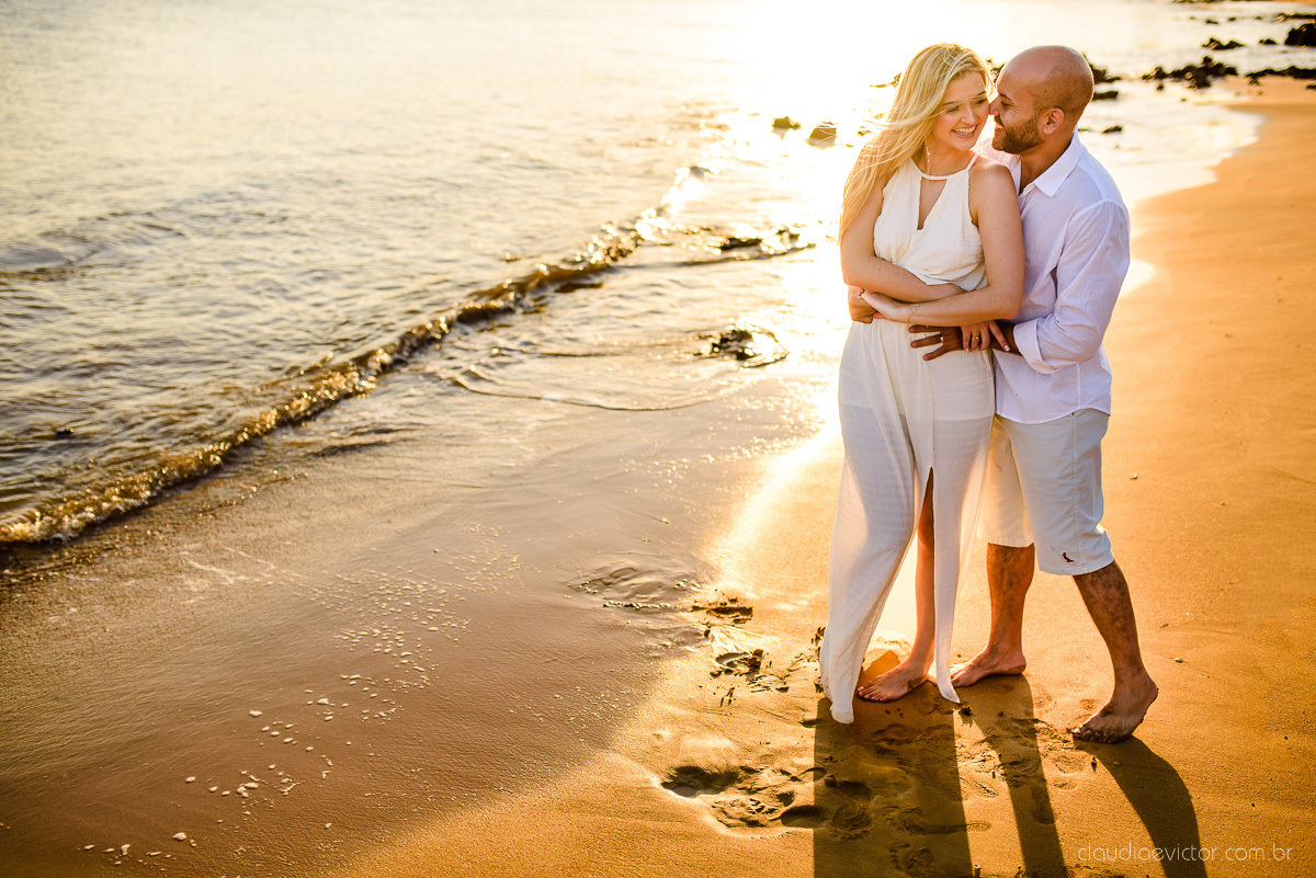Lindo ensaio casal pre wedding com noivo e noiva na praia de coqueiral de aracruz feito por fotógrafos de casamento de vila velha fotógrafos de casamento de vitória fotógrafos de casamento de serra espirito santo es com praia, por do sol e guarda chuva