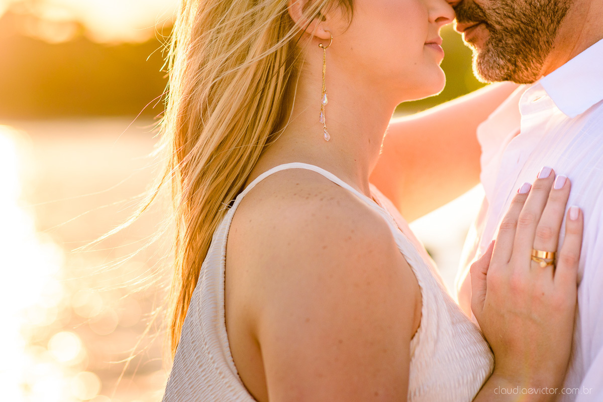 Lindo ensaio casal pre wedding com noivo e noiva na praia de coqueiral de aracruz feito por fotógrafos de casamento de vila velha fotógrafos de casamento de vitória fotógrafos de casamento de serra espirito santo es com praia, por do sol e guarda chuva