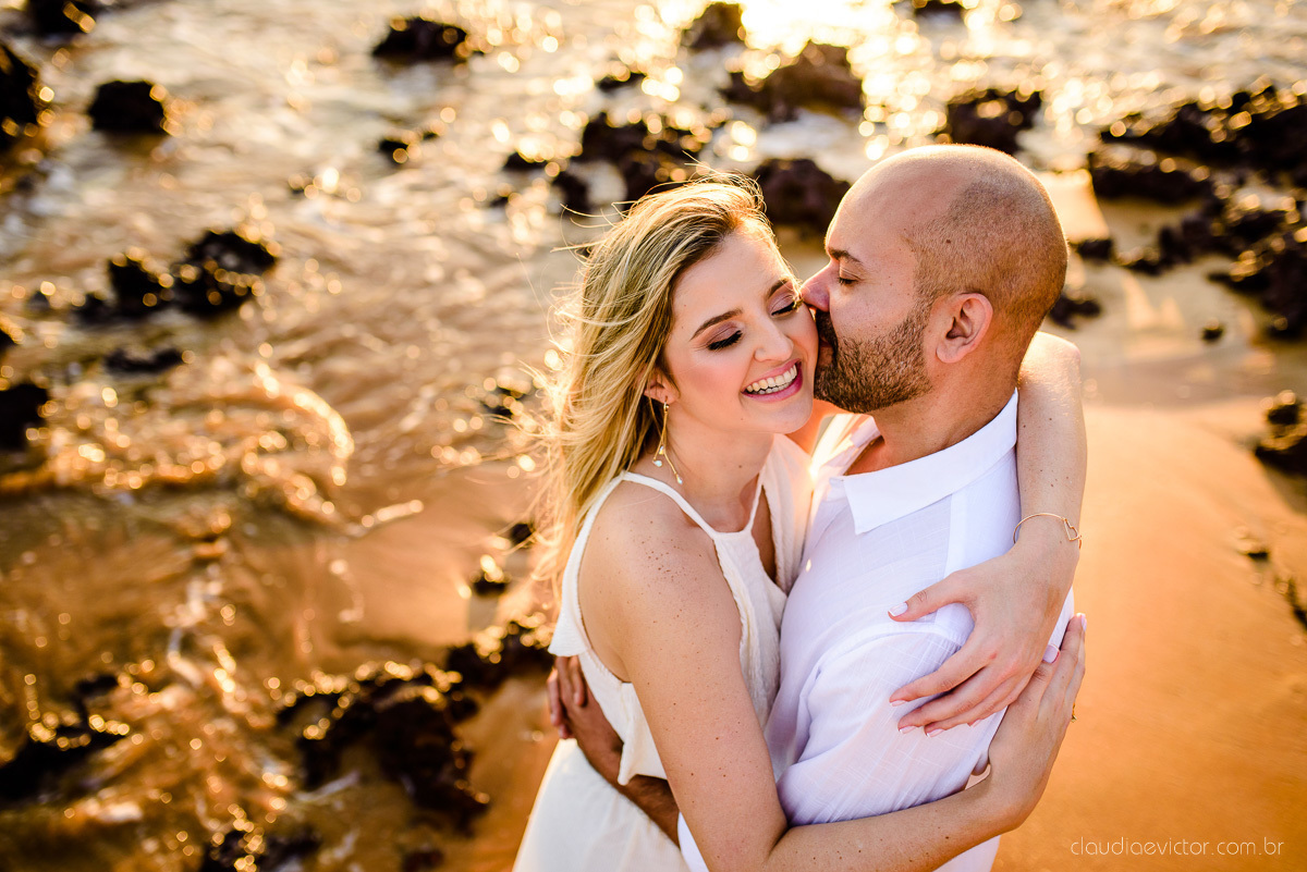 Lindo ensaio casal pre wedding com noivo e noiva na praia de coqueiral de aracruz feito por fotógrafos de casamento de vila velha fotógrafos de casamento de vitória fotógrafos de casamento de serra espirito santo es com praia, por do sol e guarda chuva