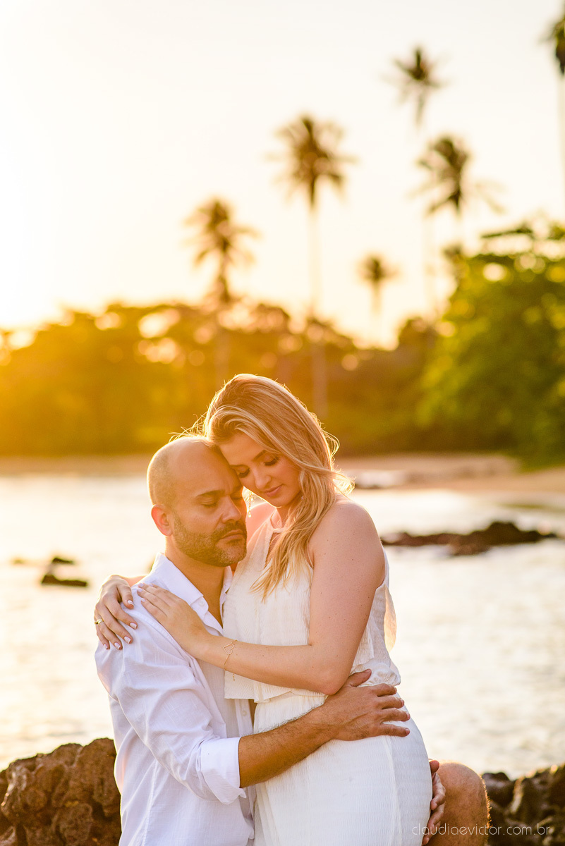 Lindo ensaio casal pre wedding com noivo e noiva na praia de coqueiral de aracruz feito por fotógrafos de casamento de vila velha fotógrafos de casamento de vitória fotógrafos de casamento de serra espirito santo es com praia, por do sol e guarda chuva