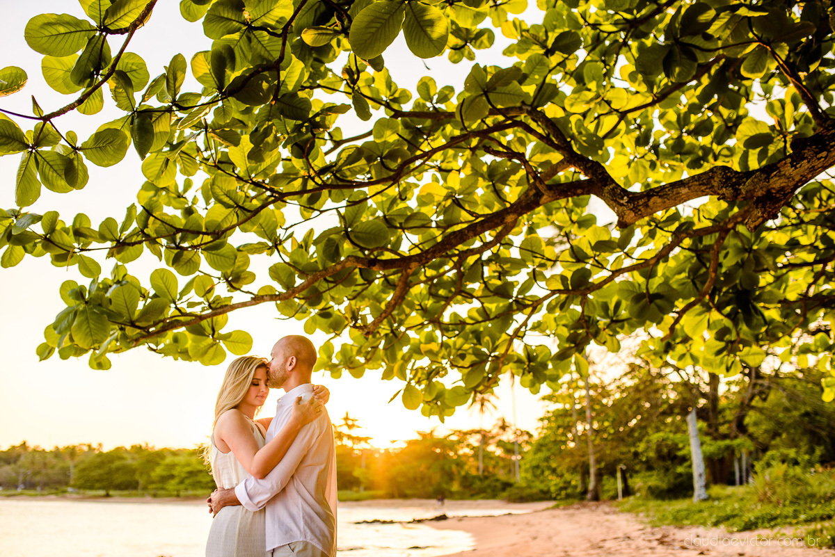 Lindo ensaio casal pre wedding com noivo e noiva na praia de coqueiral de aracruz feito por fotógrafos de casamento de vila velha fotógrafos de casamento de vitória fotógrafos de casamento de serra espirito santo es com praia, por do sol e guarda chuva