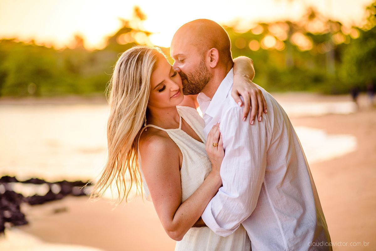 Lindo ensaio casal pre wedding com noivo e noiva na praia de coqueiral de aracruz feito por fotógrafos de casamento de vila velha fotógrafos de casamento de vitória fotógrafos de casamento de serra espirito santo es com praia, por do sol e guarda chuva