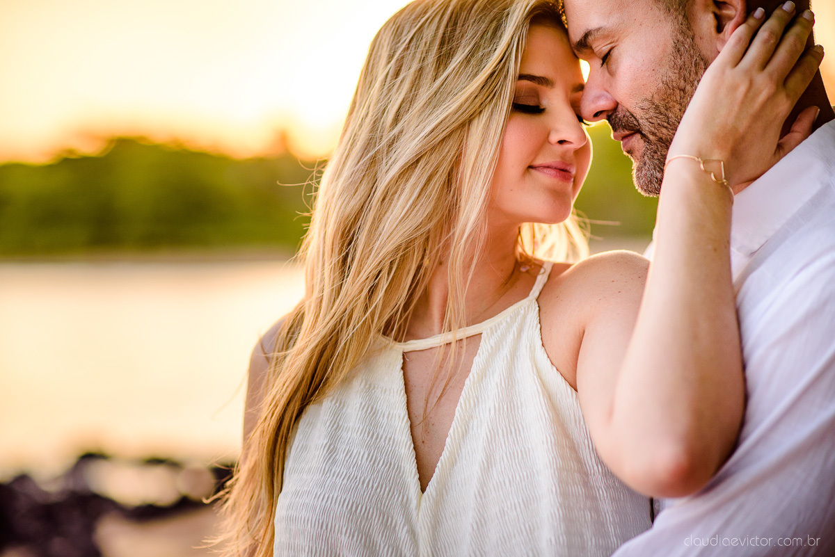 Lindo ensaio casal pre wedding com noivo e noiva na praia de coqueiral de aracruz feito por fotógrafos de casamento de vila velha fotógrafos de casamento de vitória fotógrafos de casamento de serra espirito santo es com praia, por do sol e guarda chuva