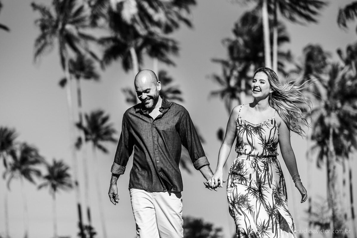 Lindo ensaio casal pre wedding com noivo e noiva na praia de coqueiral de aracruz feito por fotógrafos de casamento de vila velha fotógrafos de casamento de vitória fotógrafos de casamento de serra espirito santo es com praia, por do sol e guarda chuva