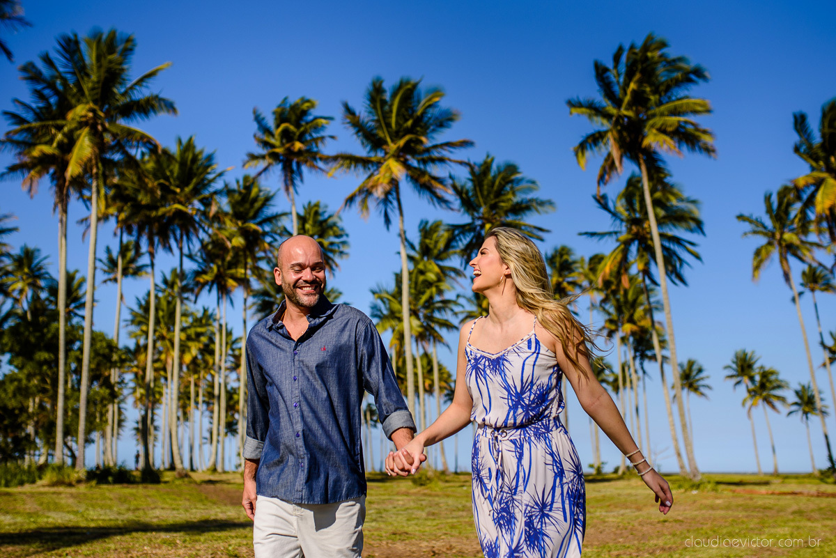 Lindo ensaio casal pre wedding com noivo e noiva na praia de coqueiral de aracruz feito por fotógrafos de casamento de vila velha fotógrafos de casamento de vitória fotógrafos de casamento de serra espirito santo es com praia, por do sol e guarda chuva