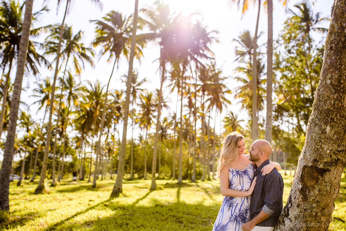Lindo ensaio casal pre wedding com noivo e noiva na praia de coqueiral de aracruz feito por fotógrafos de casamento de vila velha fotógrafos de casamento de vitória fotógrafos de casamento de serra espirito santo es com praia, por do sol e guarda chuva