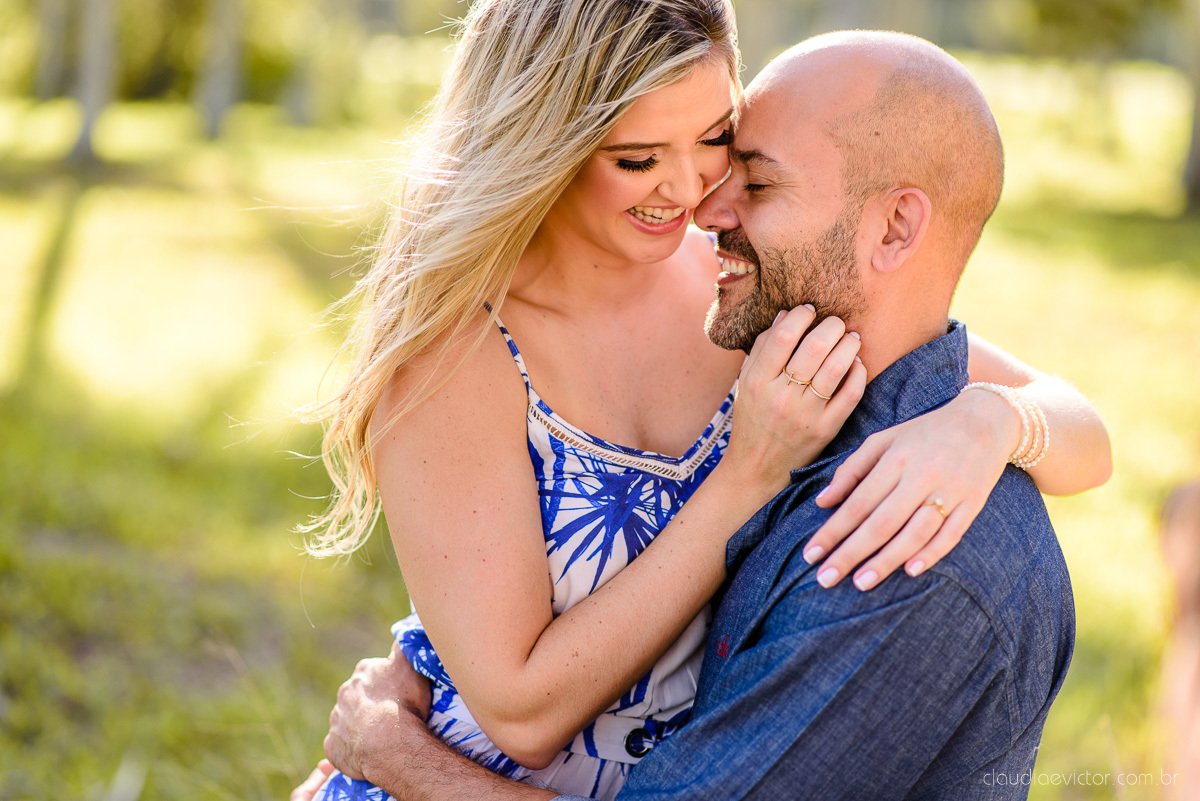 Lindo ensaio casal pre wedding com noivo e noiva na praia de coqueiral de aracruz feito por fotógrafos de casamento de vila velha fotógrafos de casamento de vitória fotógrafos de casamento de serra espirito santo es com praia, por do sol e guarda chuva