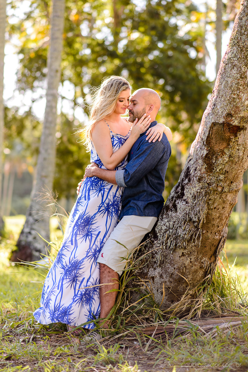Lindo ensaio casal pre wedding com noivo e noiva na praia de coqueiral de aracruz feito por fotógrafos de casamento de vila velha fotógrafos de casamento de vitória fotógrafos de casamento de serra espirito santo es com praia, por do sol e guarda chuva