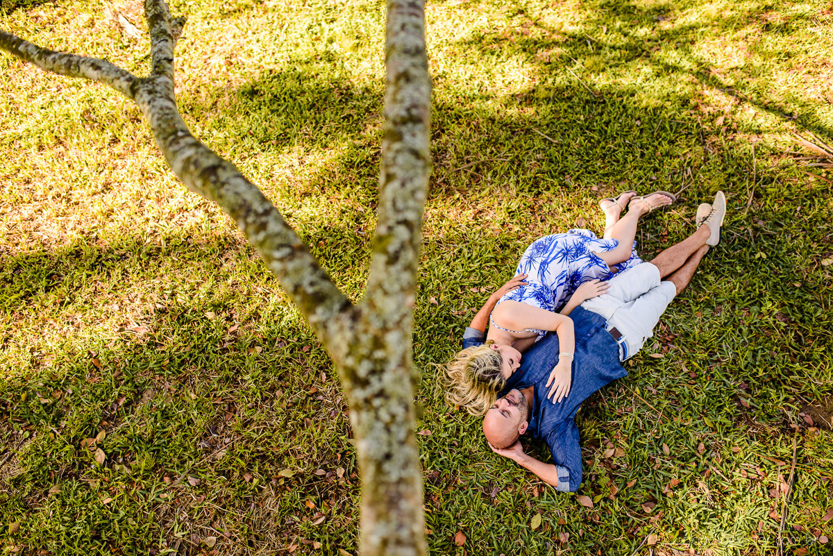 Lindo ensaio casal pre wedding com noivo e noiva na praia de coqueiral de aracruz feito por fotógrafos de casamento de vila velha fotógrafos de casamento de vitória fotógrafos de casamento de serra espirito santo es com praia, por do sol e guarda chuva