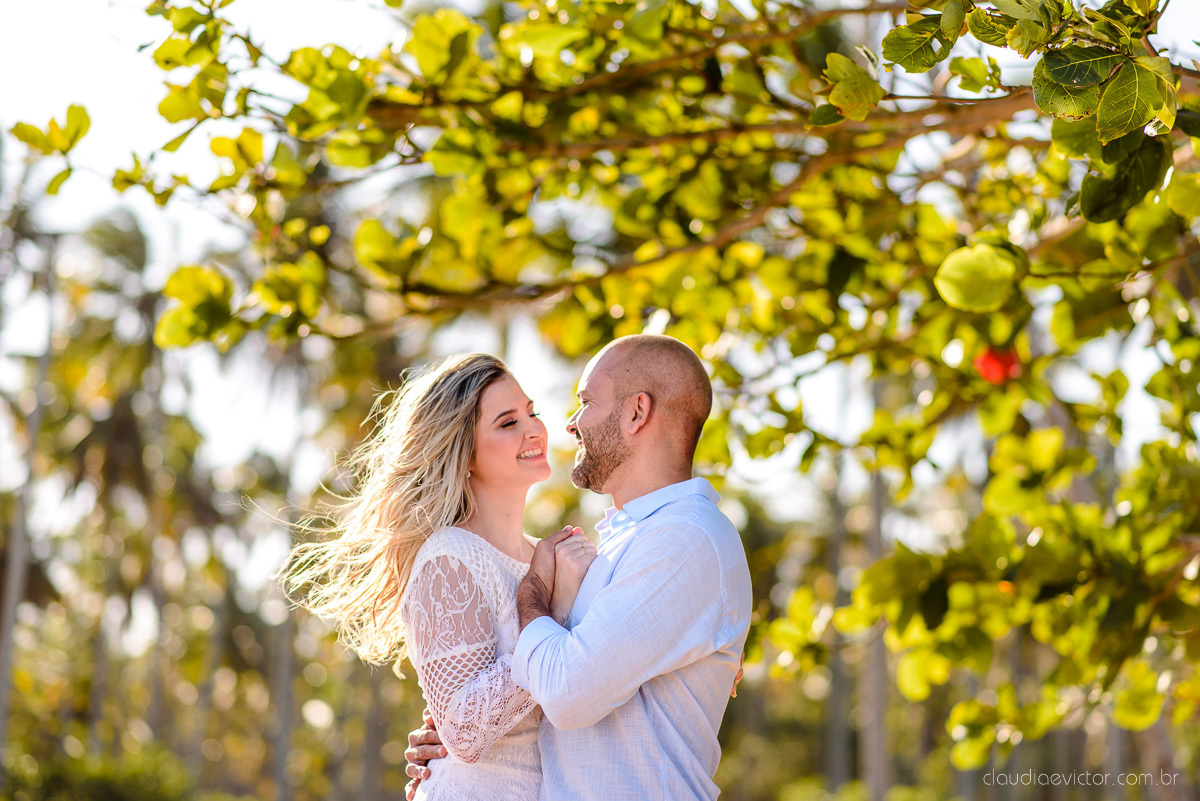 Lindo ensaio casal pre wedding com noivo e noiva na praia de coqueiral de aracruz feito por fotógrafos de casamento de vila velha fotógrafos de casamento de vitória fotógrafos de casamento de serra espirito santo es com praia, por do sol e guarda chuva