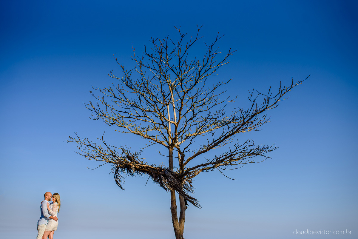 Lindo ensaio casal pre wedding com noivo e noiva na praia de coqueiral de aracruz feito por fotógrafos de casamento de vila velha fotógrafos de casamento de vitória fotógrafos de casamento de serra espirito santo es com praia, por do sol e guarda chuva