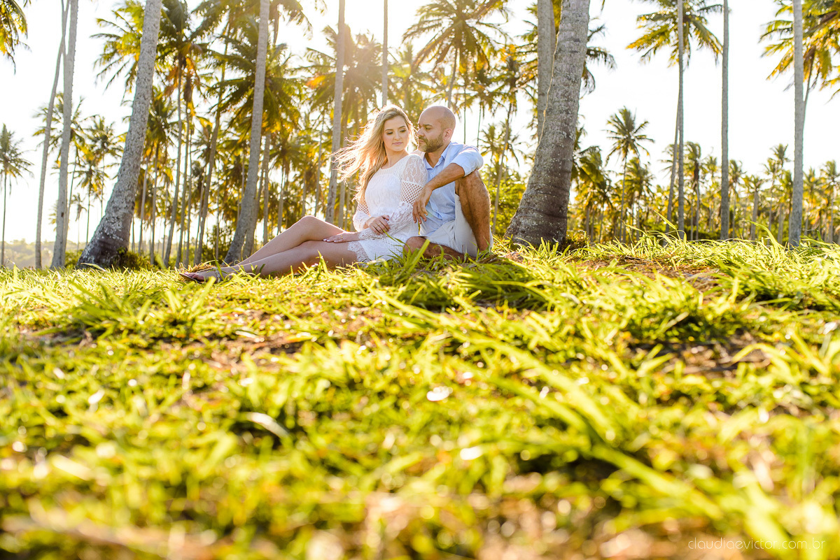 Lindo ensaio casal pre wedding com noivo e noiva na praia de coqueiral de aracruz feito por fotógrafos de casamento de vila velha fotógrafos de casamento de vitória fotógrafos de casamento de serra espirito santo es com praia, por do sol e guarda chuva