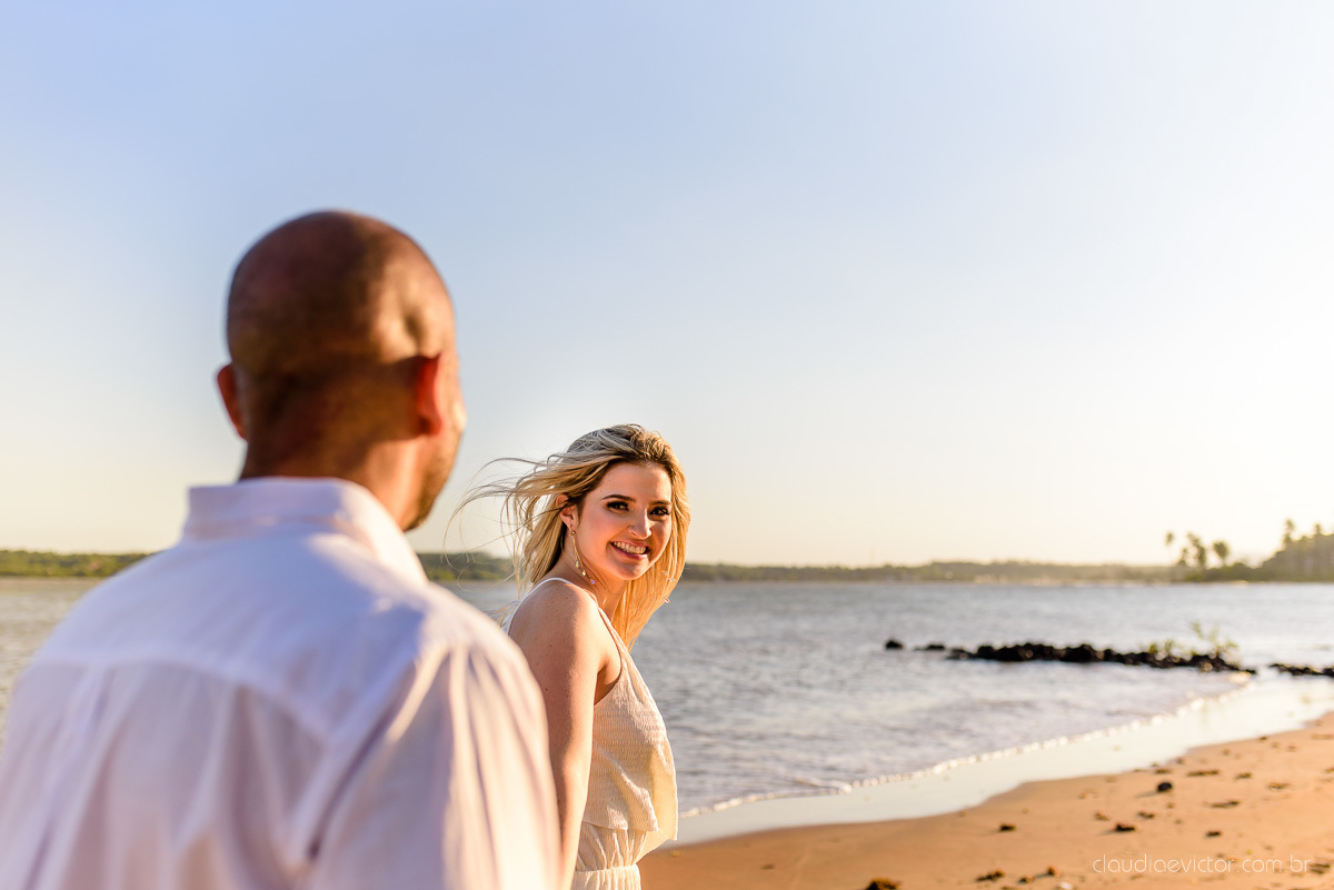 Lindo ensaio casal pre wedding com noivo e noiva na praia de coqueiral de aracruz feito por fotógrafos de casamento de vila velha fotógrafos de casamento de vitória fotógrafos de casamento de serra espirito santo es com praia, por do sol e guarda chuva