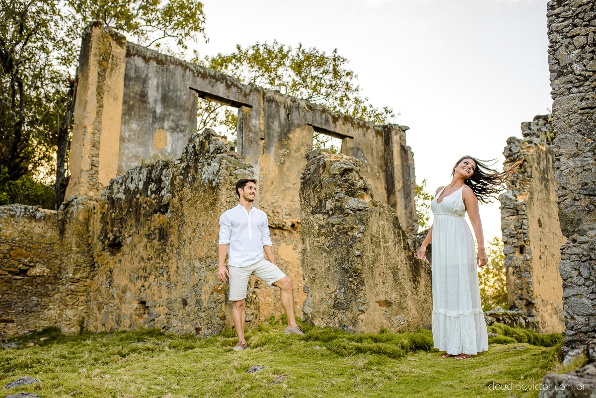 Lindo ensaio de casal pre wedding realizado no Rancho forte nas ruínas e por do sol por fotógrafos de casamento de vila velha fotógrafos de casamento de vitória fotógrafos de casamento de serra espirito santo es com noivo noiva 