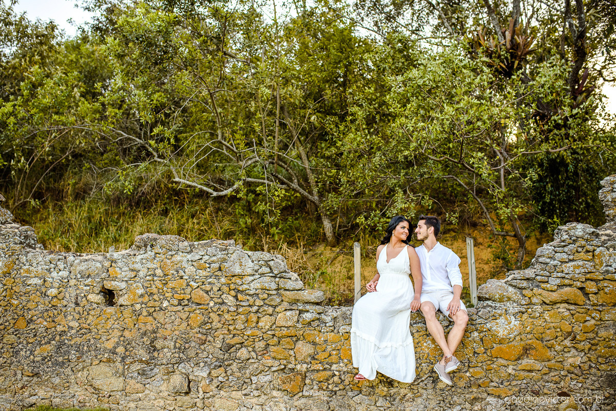 Lindo ensaio de casal pre wedding realizado no Rancho forte nas ruínas e por do sol por fotógrafos de casamento de vila velha fotógrafos de casamento de vitória fotógrafos de casamento de serra espirito santo es com noivo noiva 