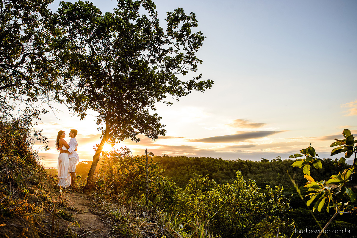 Lindo ensaio de casal pre wedding realizado no Rancho forte nas ruínas e por do sol por fotógrafos de casamento de vila velha fotógrafos de casamento de vitória fotógrafos de casamento de serra espirito santo es com noivo noiva 