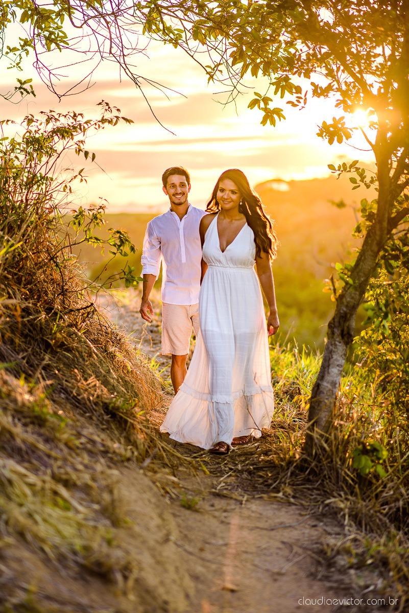 Lindo ensaio de casal pre wedding realizado no Rancho forte nas ruínas e por do sol por fotógrafos de casamento de vila velha fotógrafos de casamento de vitória fotógrafos de casamento de serra espirito santo es com noivo noiva 