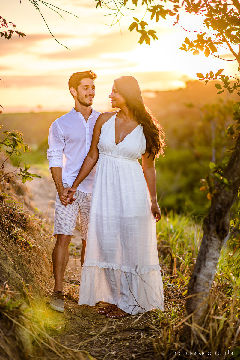 Lindo ensaio de casal pre wedding realizado no Rancho forte nas ruínas e por do sol por fotógrafos de casamento de vila velha fotógrafos de casamento de vitória fotógrafos de casamento de serra espirito santo es com noivo noiva 