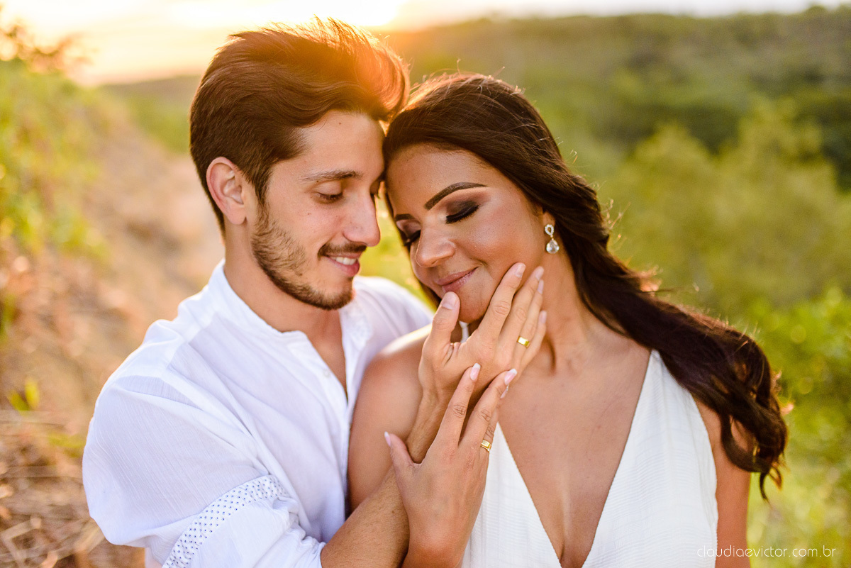 Lindo ensaio de casal pre wedding realizado no Rancho forte nas ruínas e por do sol por fotógrafos de casamento de vila velha fotógrafos de casamento de vitória fotógrafos de casamento de serra espirito santo es com noivo noiva 