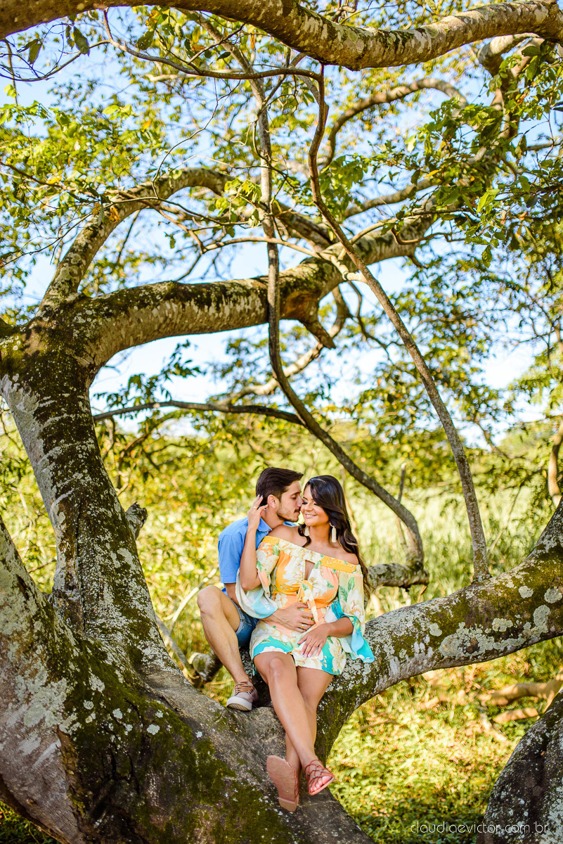 Lindo ensaio de casal pre wedding realizado no Rancho forte nas ruínas e por do sol por fotógrafos de casamento de vila velha fotógrafos de casamento de vitória fotógrafos de casamento de serra espirito santo es com noivo noiva 