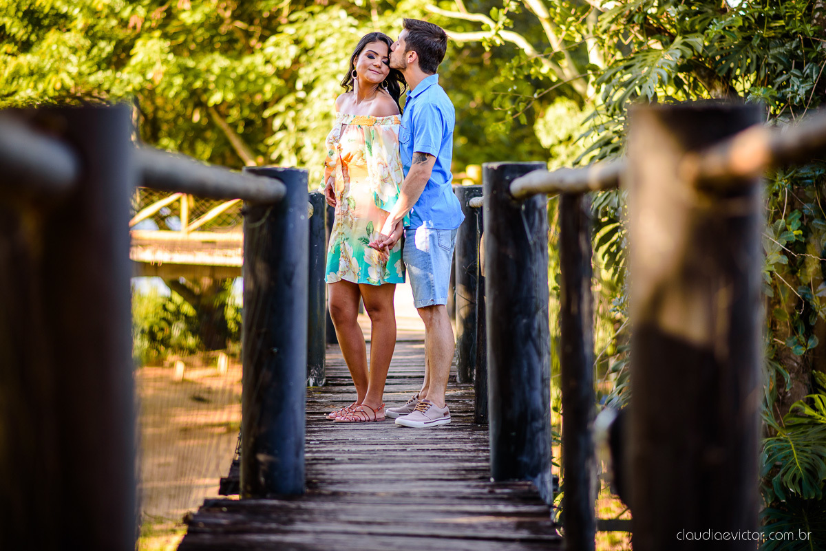 Lindo ensaio de casal pre wedding realizado no Rancho forte nas ruínas e por do sol por fotógrafos de casamento de vila velha fotógrafos de casamento de vitória fotógrafos de casamento de serra espirito santo es com noivo noiva 