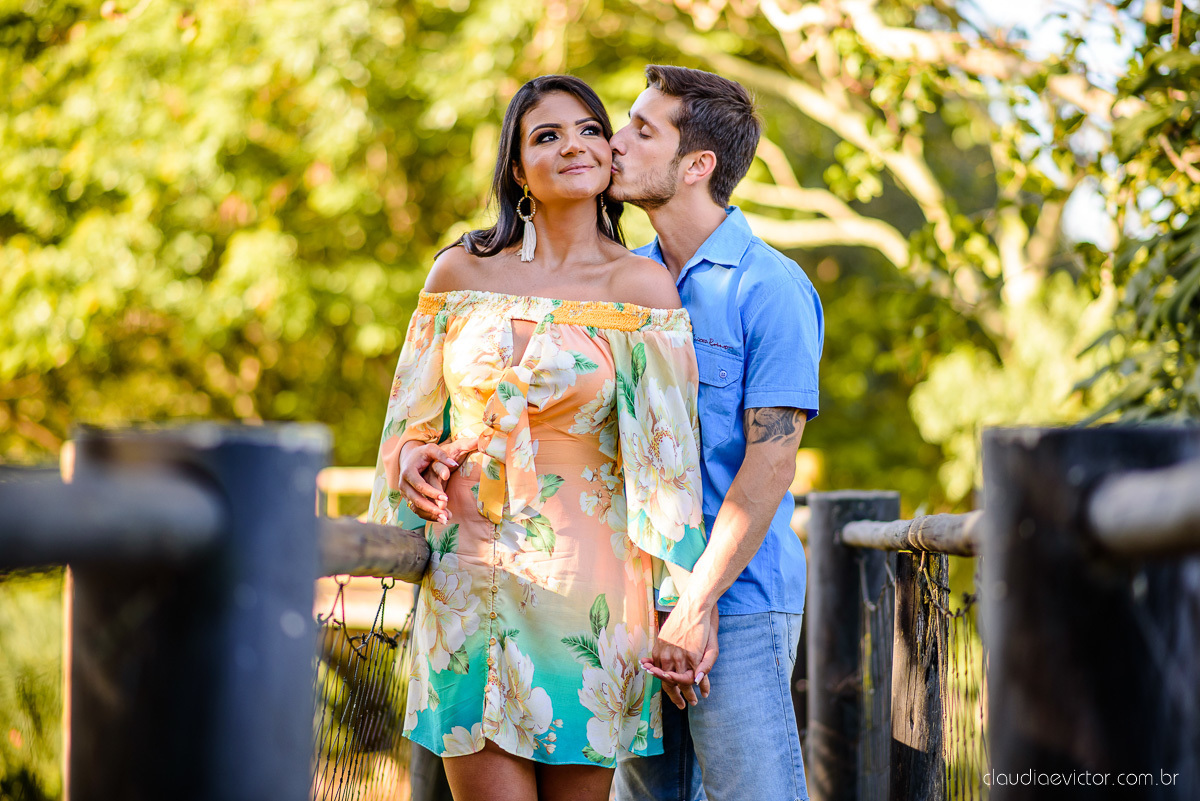 Lindo ensaio de casal pre wedding realizado no Rancho forte nas ruínas e por do sol por fotógrafos de casamento de vila velha fotógrafos de casamento de vitória fotógrafos de casamento de serra espirito santo es com noivo noiva 