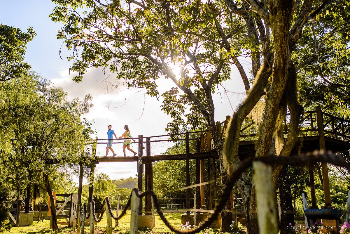 Lindo ensaio de casal pre wedding realizado no Rancho forte nas ruínas e por do sol por fotógrafos de casamento de vila velha fotógrafos de casamento de vitória fotógrafos de casamento de serra espirito santo es com noivo noiva 