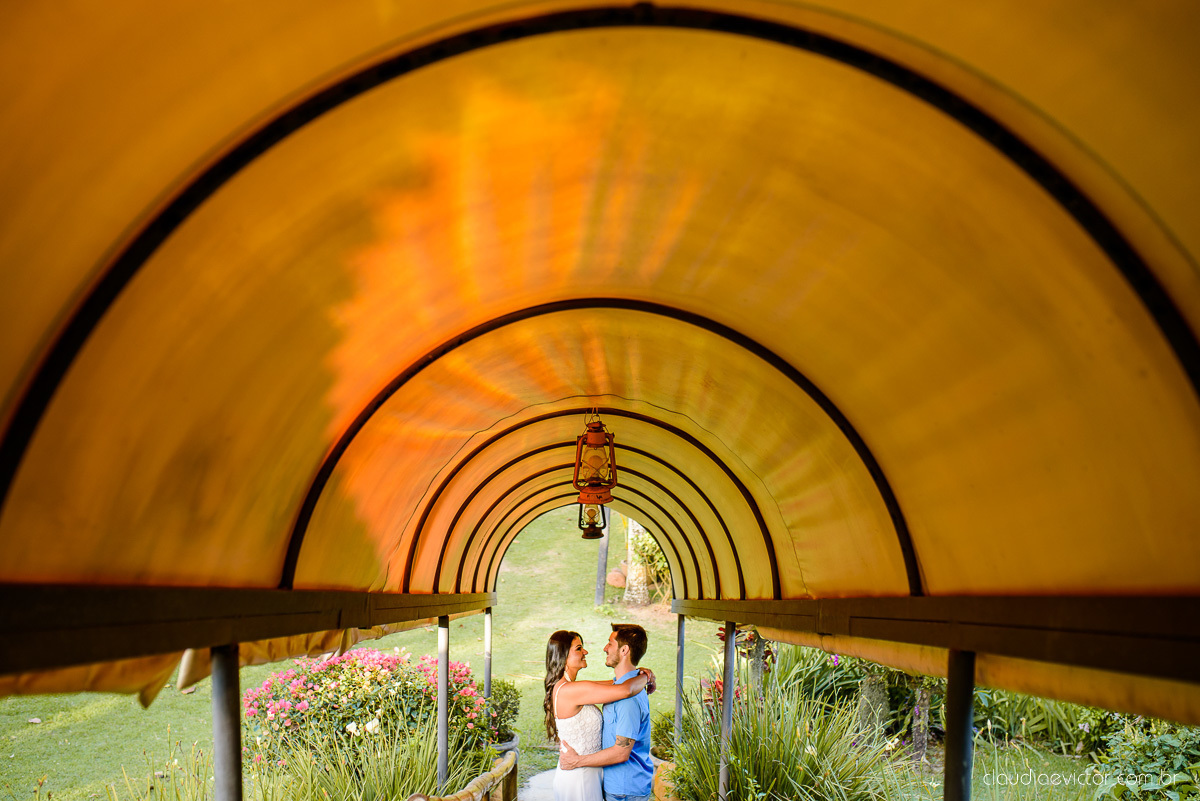 Lindo ensaio de casal pre wedding realizado no Rancho forte nas ruínas e por do sol por fotógrafos de casamento de vila velha fotógrafos de casamento de vitória fotógrafos de casamento de serra espirito santo es com noivo noiva 