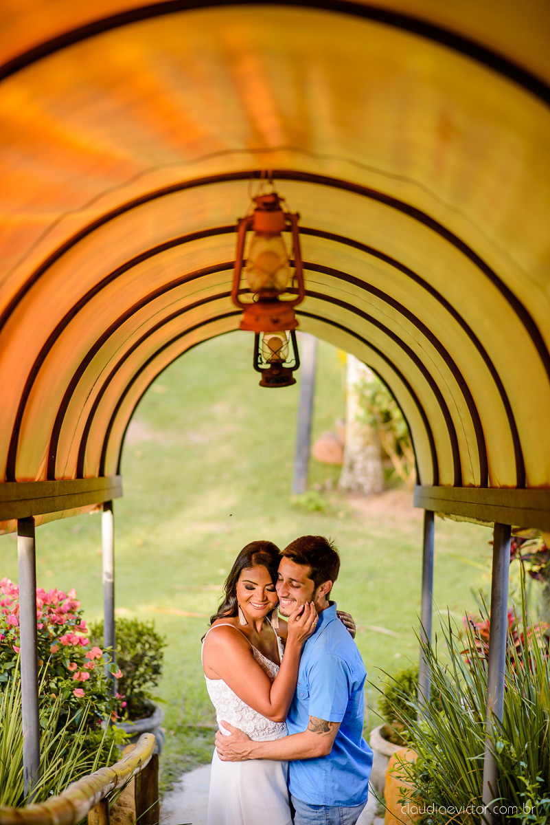 Lindo ensaio de casal pre wedding realizado no Rancho forte nas ruínas e por do sol por fotógrafos de casamento de vila velha fotógrafos de casamento de vitória fotógrafos de casamento de serra espirito santo es com noivo noiva 