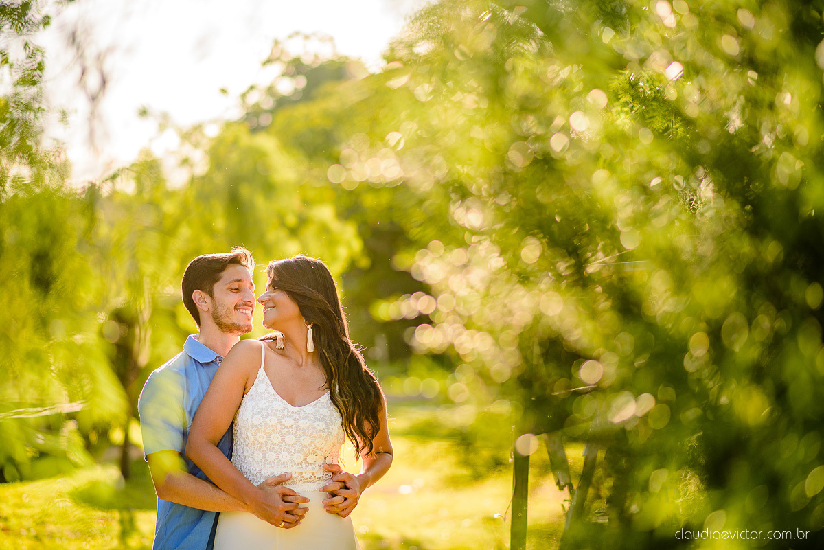 Lindo ensaio de casal pre wedding realizado no Rancho forte nas ruínas e por do sol por fotógrafos de casamento de vila velha fotógrafos de casamento de vitória fotógrafos de casamento de serra espirito santo es com noivo noiva 