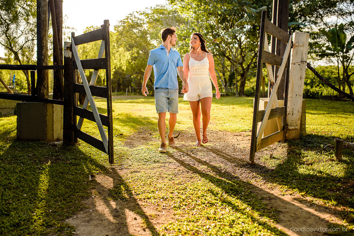 Lindo ensaio de casal pre wedding realizado no Rancho forte nas ruínas e por do sol por fotógrafos de casamento de vila velha fotógrafos de casamento de vitória fotógrafos de casamento de serra espirito santo es com noivo noiva 
