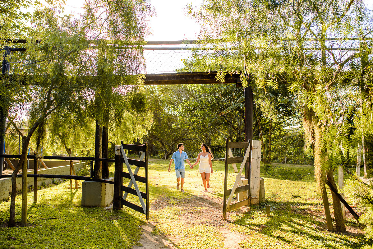 Lindo ensaio de casal pre wedding realizado no Rancho forte nas ruínas e por do sol por fotógrafos de casamento de vila velha fotógrafos de casamento de vitória fotógrafos de casamento de serra espirito santo es com noivo noiva 