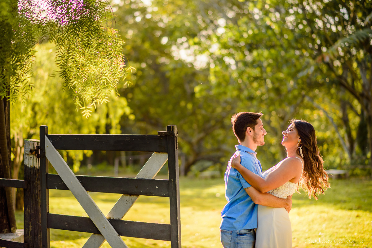 Lindo ensaio de casal pre wedding realizado no Rancho forte nas ruínas e por do sol por fotógrafos de casamento de vila velha fotógrafos de casamento de vitória fotógrafos de casamento de serra espirito santo es com noivo noiva 