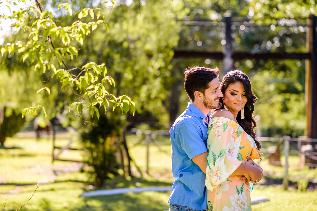 Lindo ensaio de casal pre wedding realizado no Rancho forte nas ruínas e por do sol por fotógrafos de casamento de vila velha fotógrafos de casamento de vitória fotógrafos de casamento de serra espirito santo es com noivo noiva 