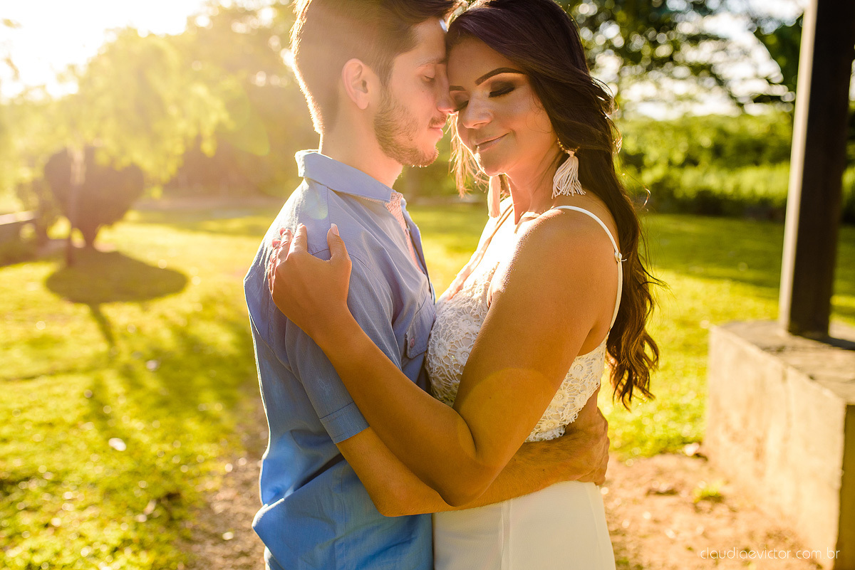 Lindo ensaio de casal pre wedding realizado no Rancho forte nas ruínas e por do sol por fotógrafos de casamento de vila velha fotógrafos de casamento de vitória fotógrafos de casamento de serra espirito santo es com noivo noiva 