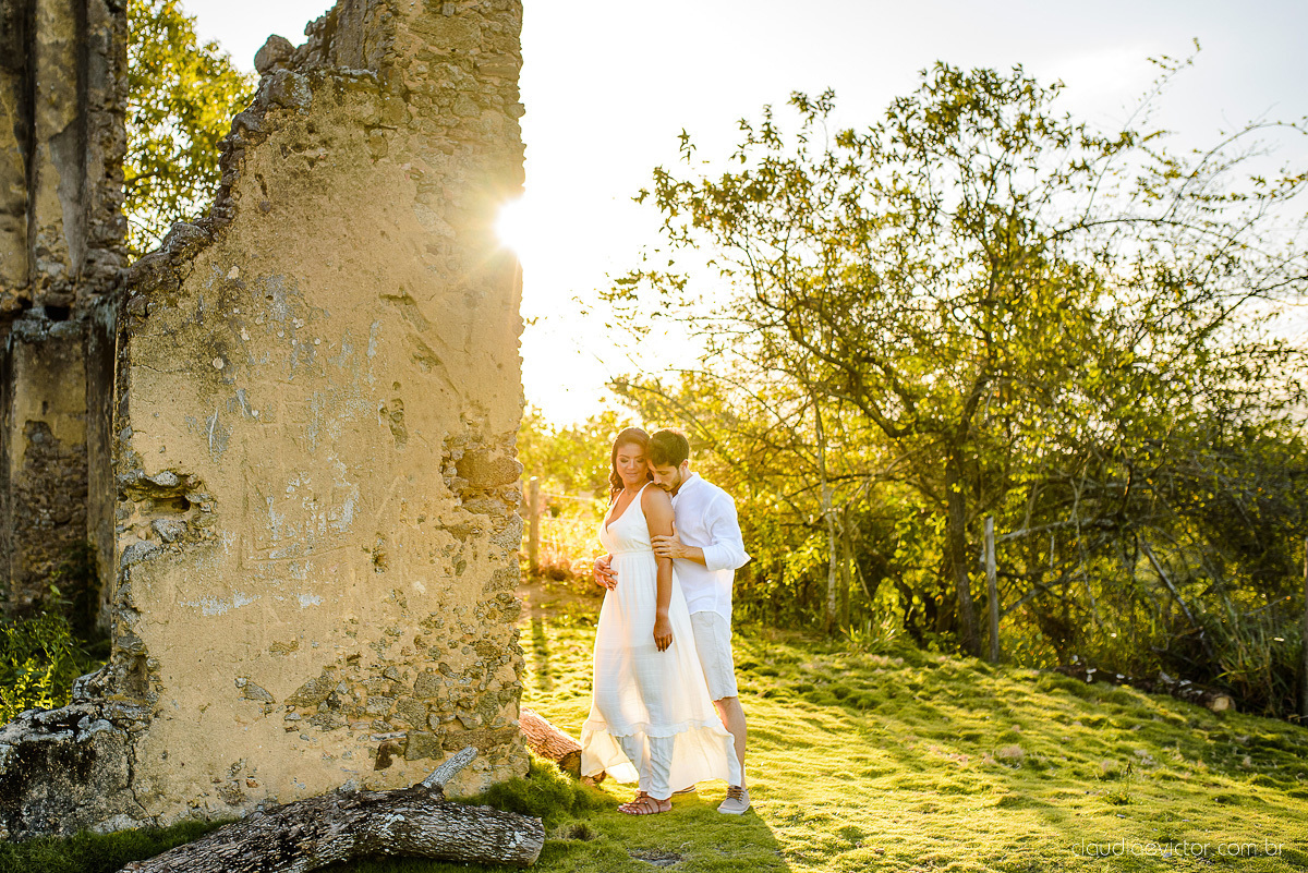 Lindo ensaio de casal pre wedding realizado no Rancho forte nas ruínas e por do sol por fotógrafos de casamento de vila velha fotógrafos de casamento de vitória fotógrafos de casamento de serra espirito santo es com noivo noiva 