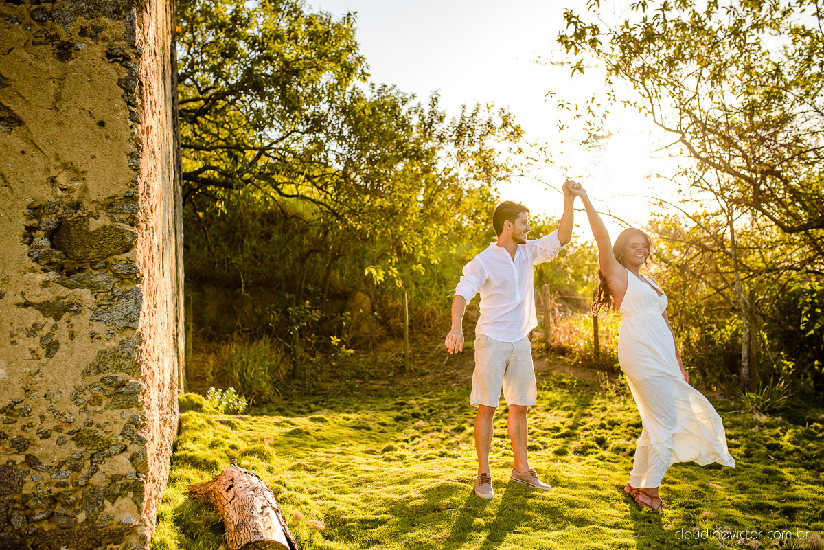 Lindo ensaio de casal pre wedding realizado no Rancho forte nas ruínas e por do sol por fotógrafos de casamento de vila velha fotógrafos de casamento de vitória fotógrafos de casamento de serra espirito santo es com noivo noiva 