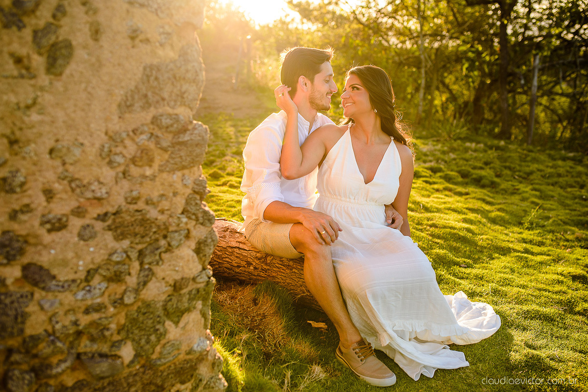 Lindo ensaio de casal pre wedding realizado no Rancho forte nas ruínas e por do sol por fotógrafos de casamento de vila velha fotógrafos de casamento de vitória fotógrafos de casamento de serra espirito santo es com noivo noiva 