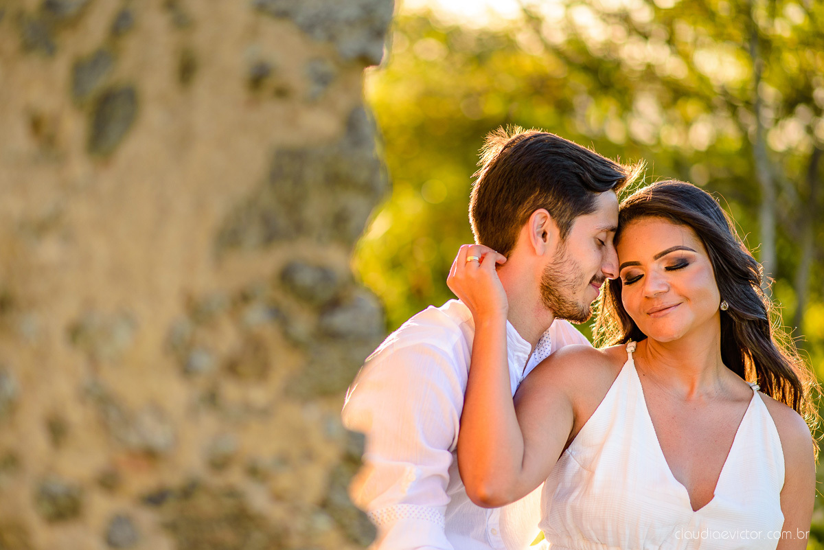 Lindo ensaio de casal pre wedding realizado no Rancho forte nas ruínas e por do sol por fotógrafos de casamento de vila velha fotógrafos de casamento de vitória fotógrafos de casamento de serra espirito santo es com noivo noiva 