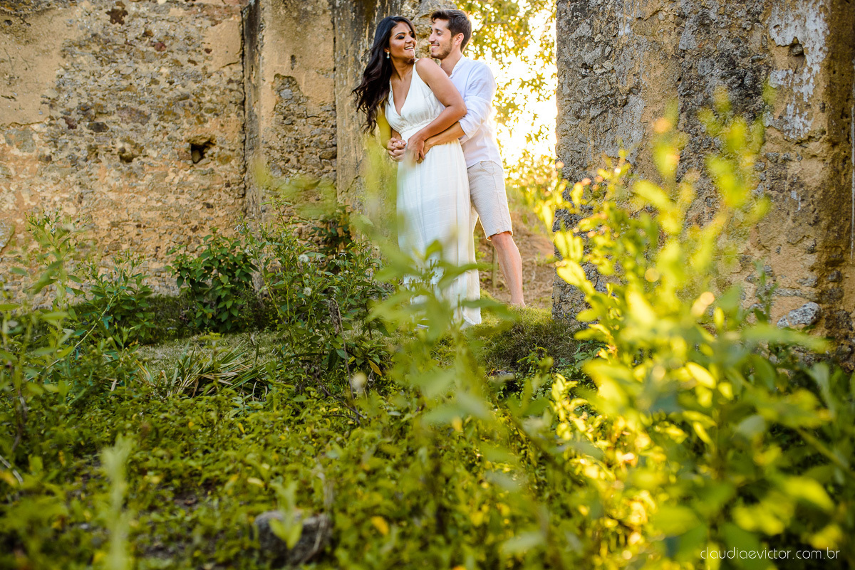 Lindo ensaio de casal pre wedding realizado no Rancho forte nas ruínas e por do sol por fotógrafos de casamento de vila velha fotógrafos de casamento de vitória fotógrafos de casamento de serra espirito santo es com noivo noiva 