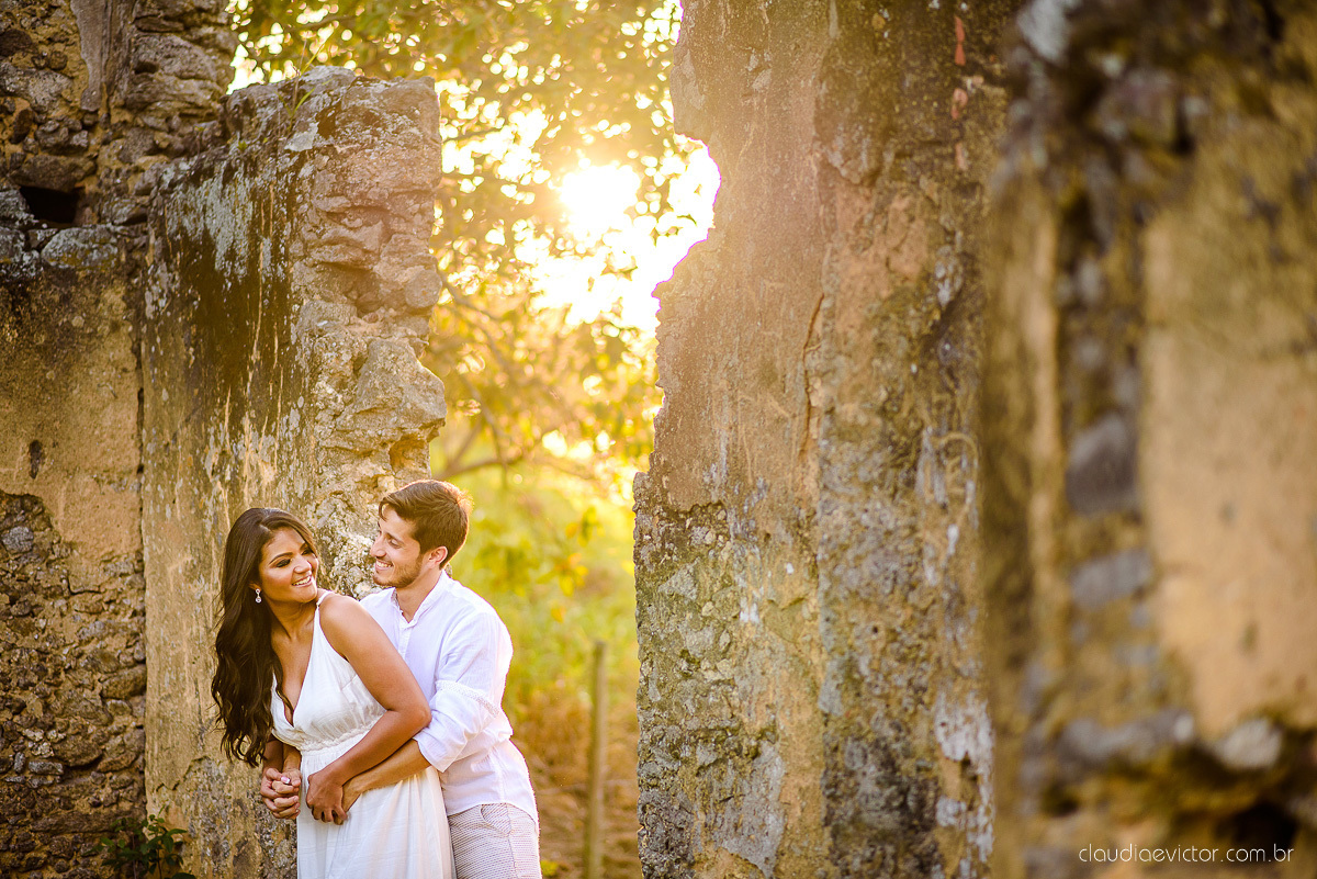 Lindo ensaio de casal pre wedding realizado no Rancho forte nas ruínas e por do sol por fotógrafos de casamento de vila velha fotógrafos de casamento de vitória fotógrafos de casamento de serra espirito santo es com noivo noiva 