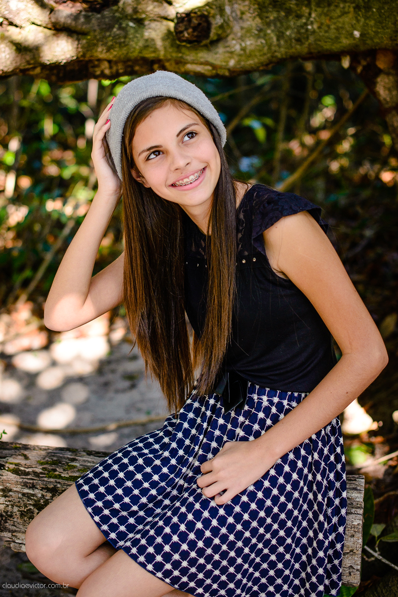 Ensaio fotográfico feminino realizado em Guarapari por fotógrafos de casamento de Vila Velha fotógrafos de casamento de Vitória fotógrafos de casamento de Serra espirito santo ES. Um lindo book de 15 anos com a menina sorrindo e feliz.
