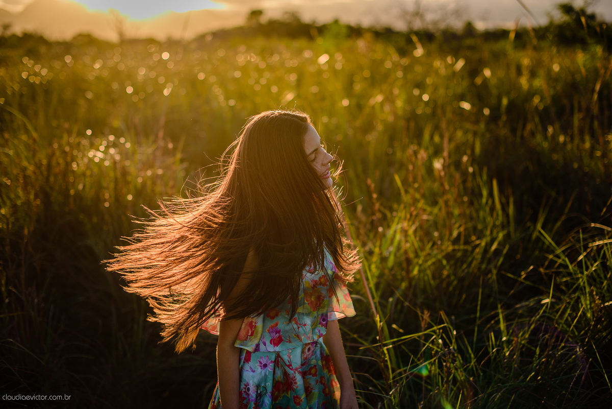 Ensaio fotográfico feminino realizado em Guarapari por fotógrafos de casamento de Vila Velha fotógrafos de casamento de Vitória fotógrafos de casamento de Serra espirito santo ES. Um lindo book de 15 anos com a menina sorrindo e feliz.