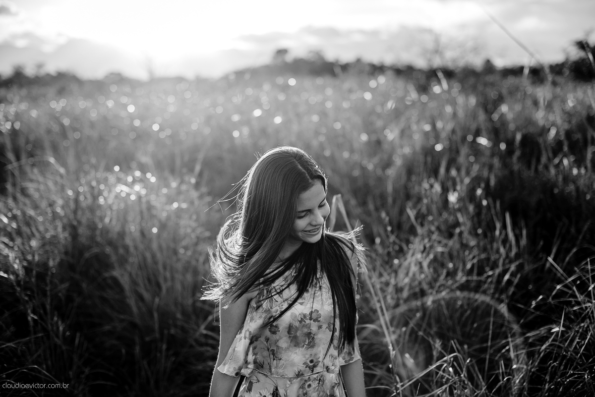 Ensaio fotográfico feminino realizado em Guarapari por fotógrafos de casamento de Vila Velha fotógrafos de casamento de Vitória fotógrafos de casamento de Serra espirito santo ES. Um lindo book de 15 anos com a menina sorrindo e feliz.