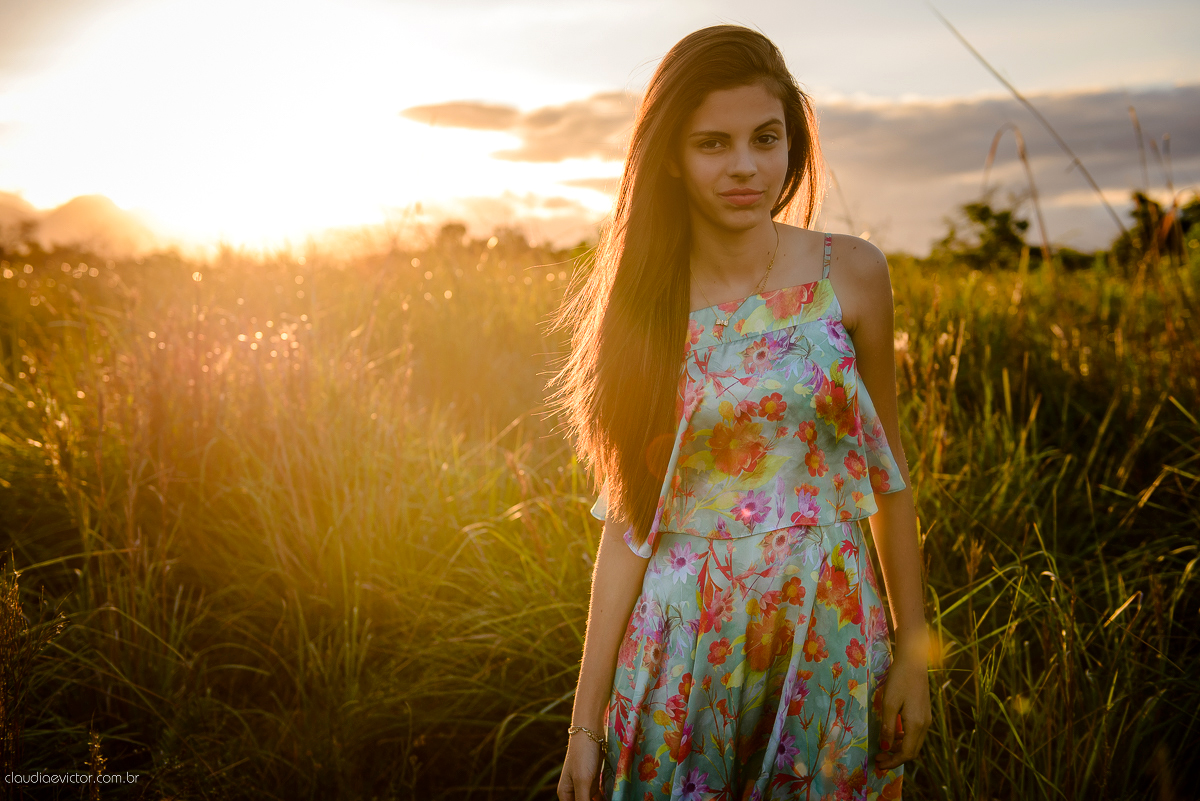 Ensaio fotográfico feminino realizado em Guarapari por fotógrafos de casamento de Vila Velha fotógrafos de casamento de Vitória fotógrafos de casamento de Serra espirito santo ES. Um lindo book de 15 anos com a menina sorrindo e feliz.