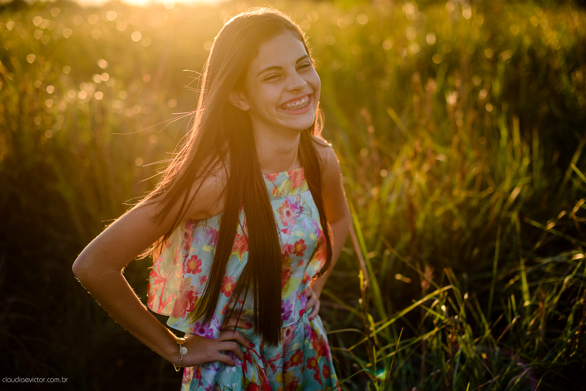 Ensaio fotográfico feminino realizado em Guarapari por fotógrafos de casamento de Vila Velha fotógrafos de casamento de Vitória fotógrafos de casamento de Serra espirito santo ES. Um lindo book de 15 anos com a menina sorrindo e feliz.